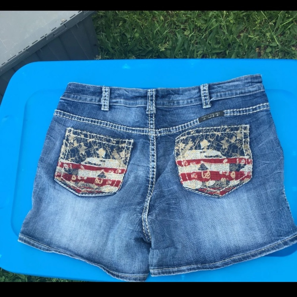 Cowgirl Tuff shorts 🇺🇸